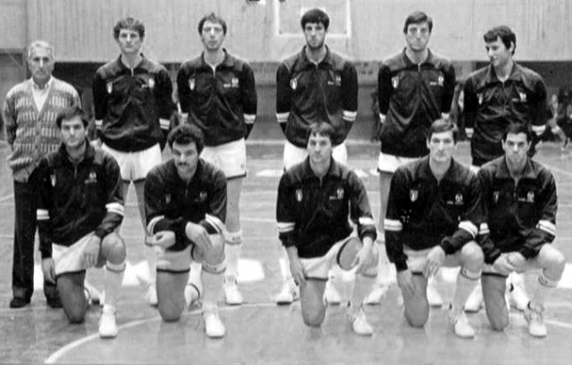 Nazionale Italiana maschile 1984. Durazzo: Albania - Italia  57-78. Si riconoscono: Sbaragli, Riva A., Magnifico, Costa, Brunamonti, Bosa, Sacchetti, Vecchiato, Cordella, Solfrini.